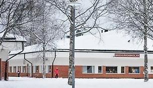 Vinterbild av Bredgårdsskolan.