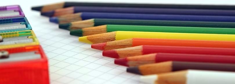 Färgglada pennor.