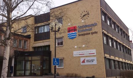 Kommunhuset i Strömsund har fått tvåspråkig skyltning