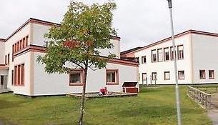 Sommarbild av Grevåkerskolan.