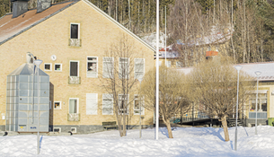Vinterbild av Kyrktåsjö skola.