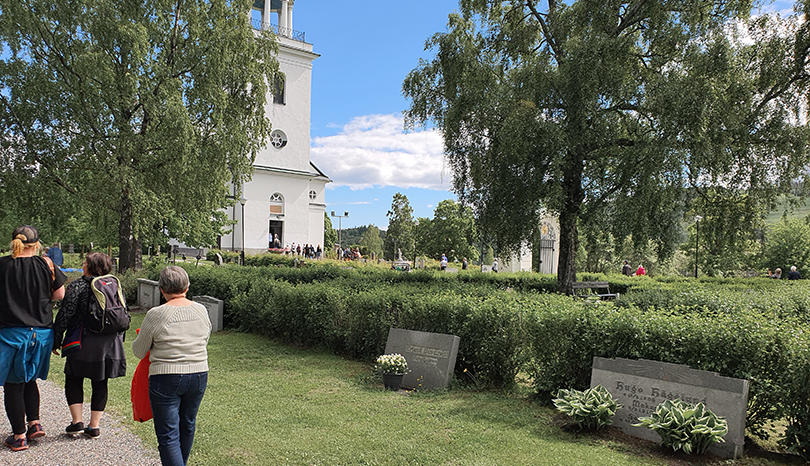 Personer på kyrkogård.