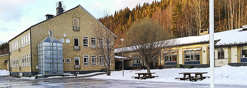 Vy över Kyrktåsjö skola en vinterdag.