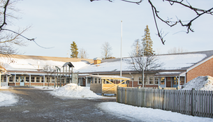 Vinterbild av Hedenvindskolan.