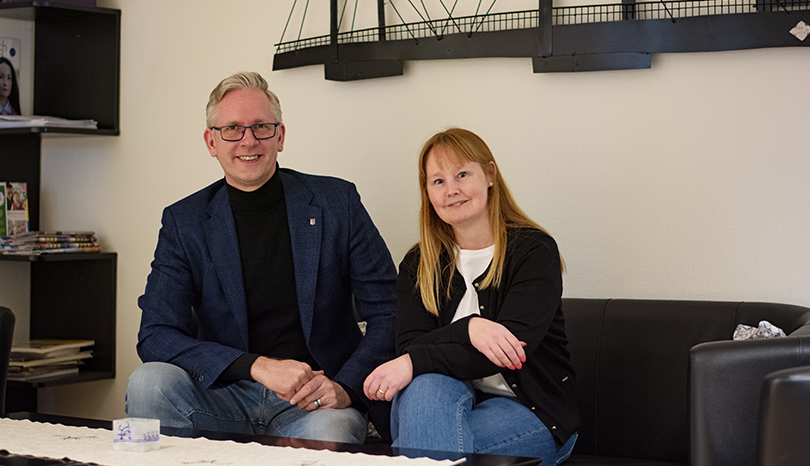 En man och en kvinna sitter tillsammans. 