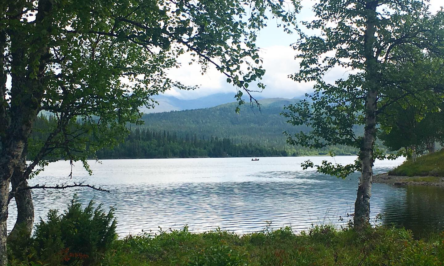 Fatmomakke 190806, En ensam båt i stillhet ute på sjön.