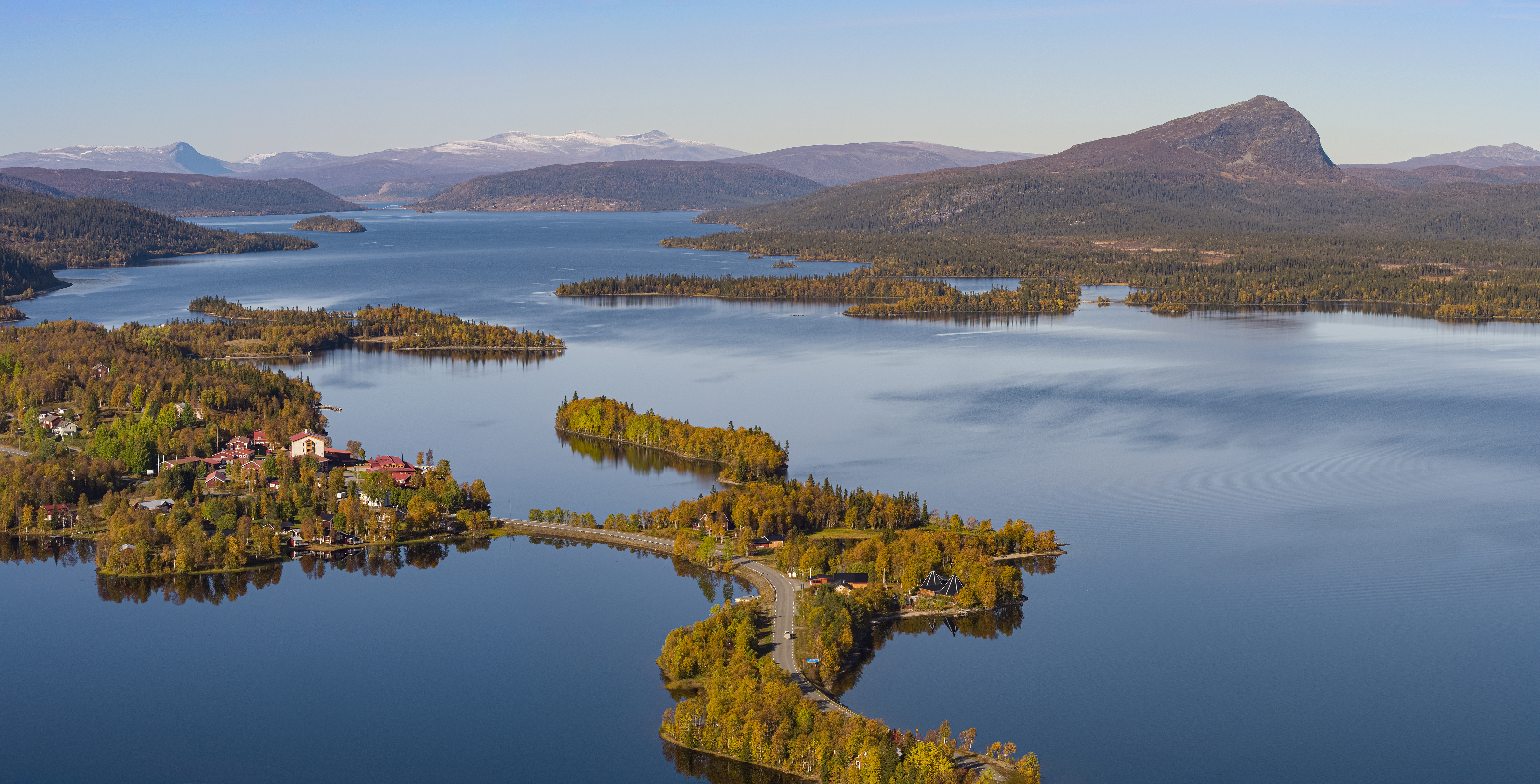 Vy över Kultsjön och Saxnäs by tagen 190926, Saxnäspanorama en klar höstdag.