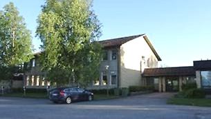 Sommarbild av Fjällsjöskolan.