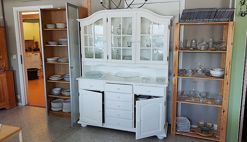 Möbler och husgeråd. 