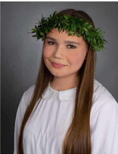 Mörkhårig tjej med krans i håret.