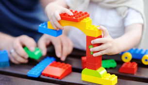 Barn som bygger med lego