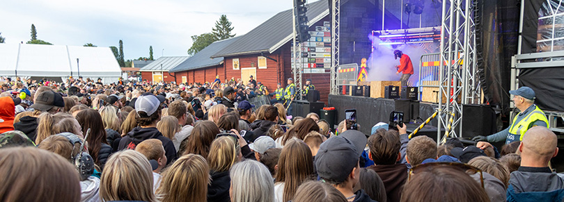 Folkhav med artist på scen.