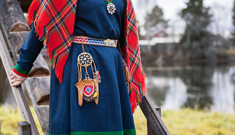 Kvinna i samiska kläder.