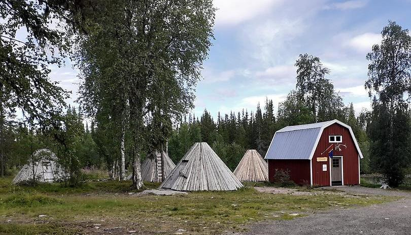 Rött hus och kåtor.