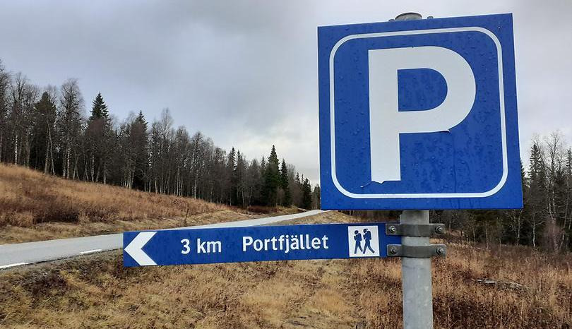 Två skyltar, parkering och Portfjället.