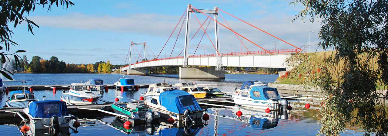 Strömsundsbron med båtar i förgrunden.
