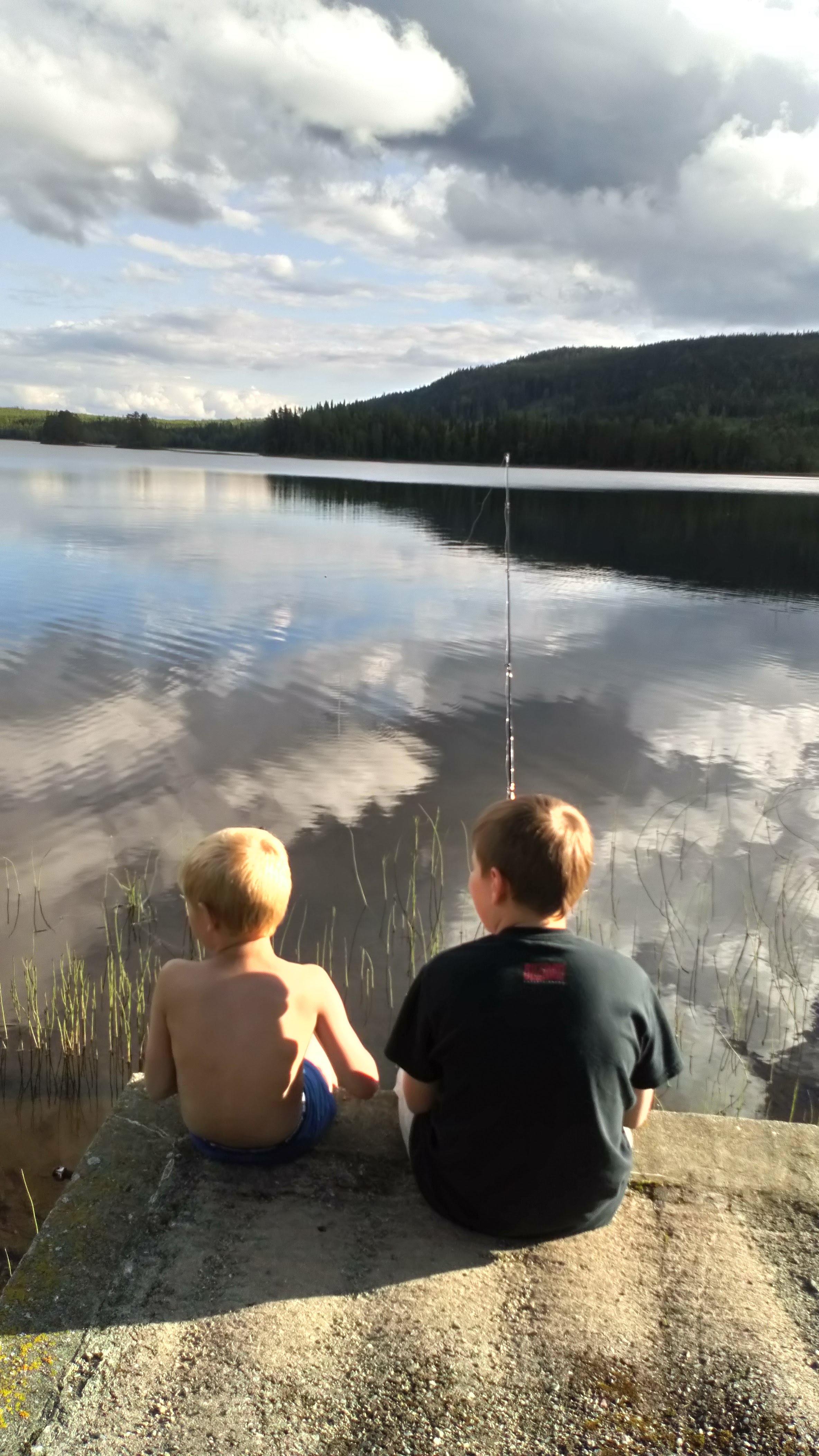 Renåsjön, fiskeglädje är delad glädje.