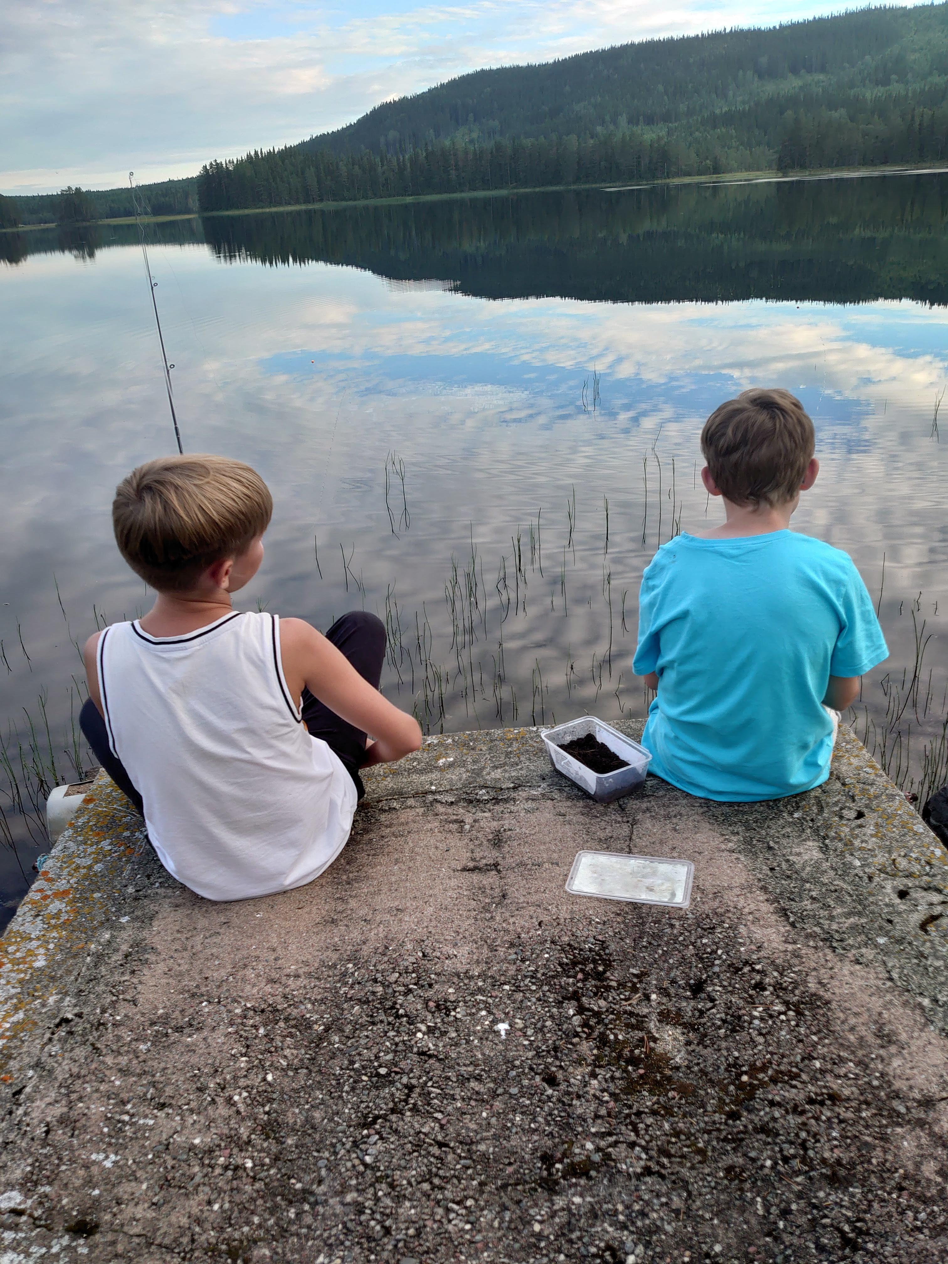 Små pojkar på väg ut och fiska.