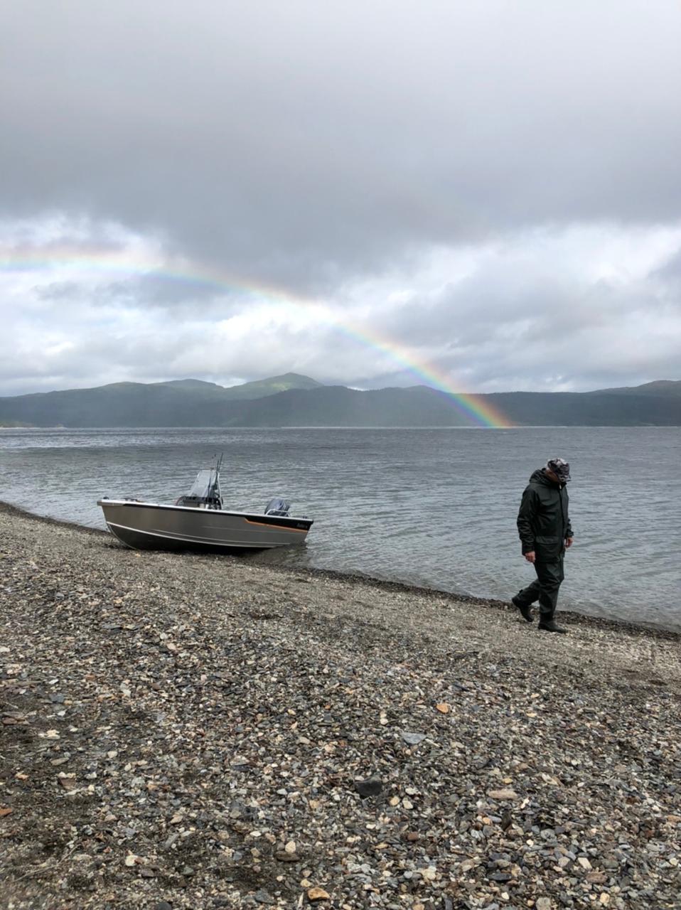 Strandhugg under regnbågen.