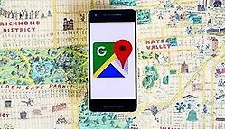 Telefon med Google-logga och karta.