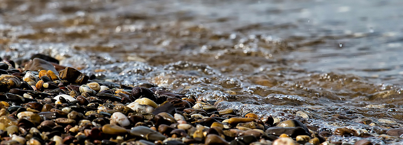 Stenar på en strand.