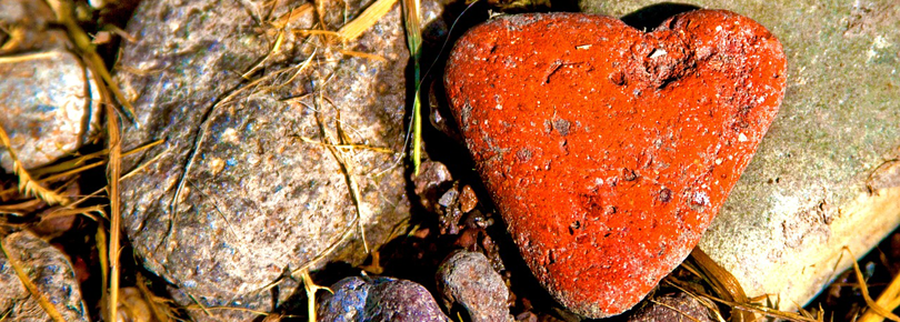 Rött hjärta i sten.