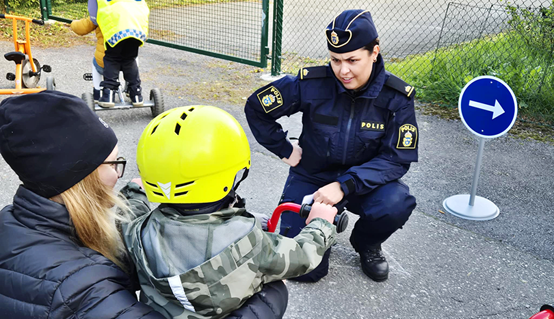 Polis besöker förskola.
