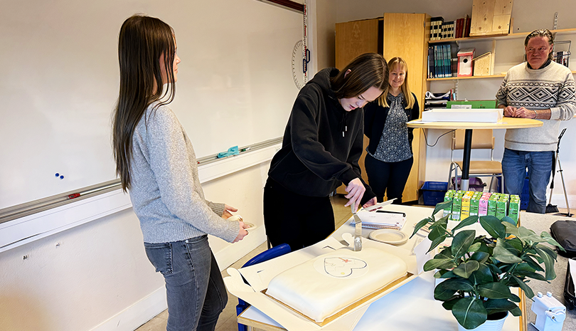 Person skär upp tårta.