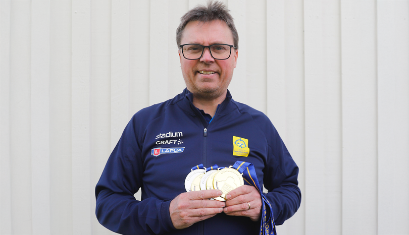 Man med medaljer.