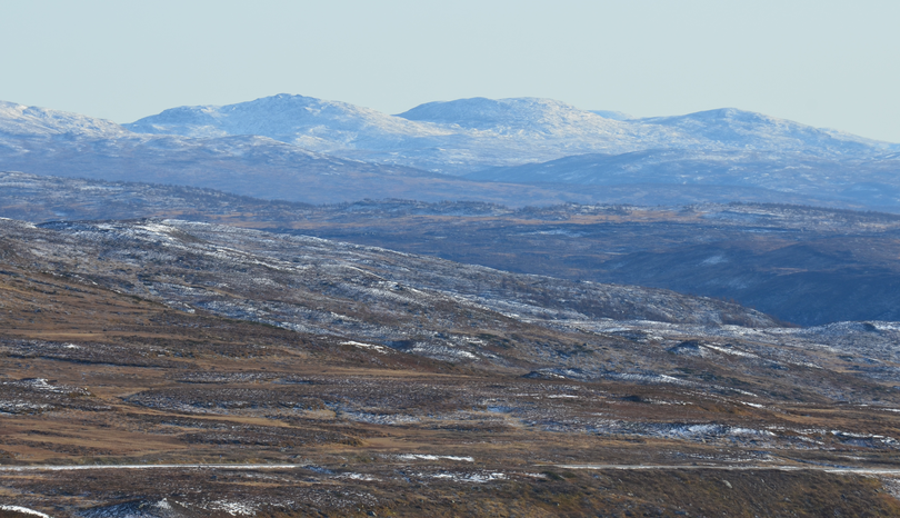 5 oktober 2019, på stigen mot Jetnam. Vildmarksvägen på avståndSyntolkning: Vägen går genom kalfjäll. Klar himmel