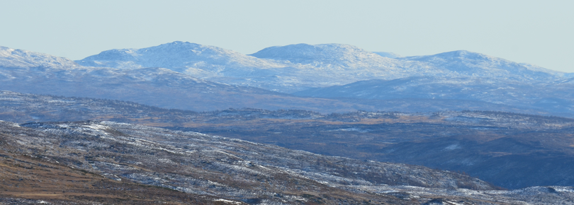 5 oktober 2019, på stigen mot Jetnam. Vildmarksvägen på avståndSyntolkning: Vägen går genom kalfjäll. Klar himmel