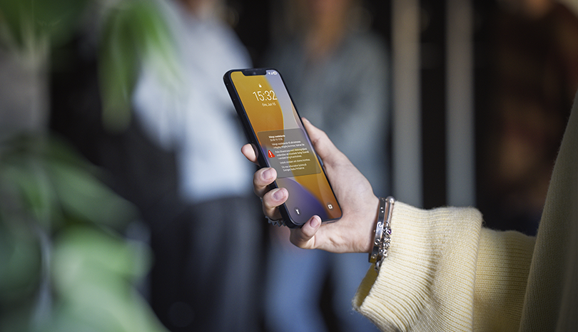 Närbild av mobiltelefon med SE-Alert-meddelande på skärmen.