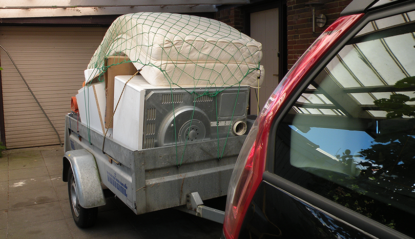 Släpvagn som är lastad för att åka till återvinningscentralen. Tänk på att packa noggrant. Bilden kommer från vår bildbankstjänst.