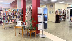 Ett bibliotek, närbild på en hållare för affischer.