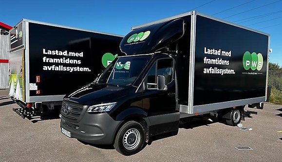 Svarta skåpbilar.
