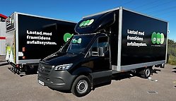 Svarta skåpbilar.