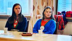 Två flickor i samiska kläder.