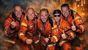 Fem killar i branduniform med eld.