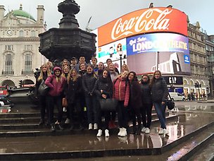 Elever vid Piccadilly Circus